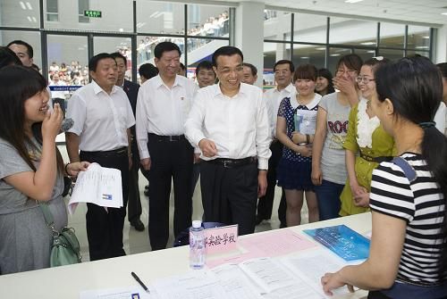     6月7日至8日，中共中央政治局常委、國務(wù)院總理李克強(qiáng)到河北邯鄲、邢臺、石家莊考察。這是6月8日，李克強(qiáng)來到河北師范大學(xué)了解大學(xué)生就業(yè)情況。新華社記者 黃敬文 攝