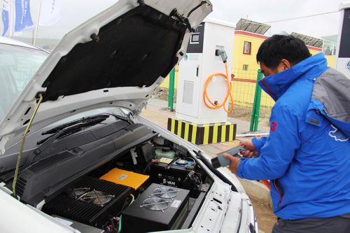 首屆環青海湖(國際)電動汽車挑戰賽從湟源駛入青海湖 