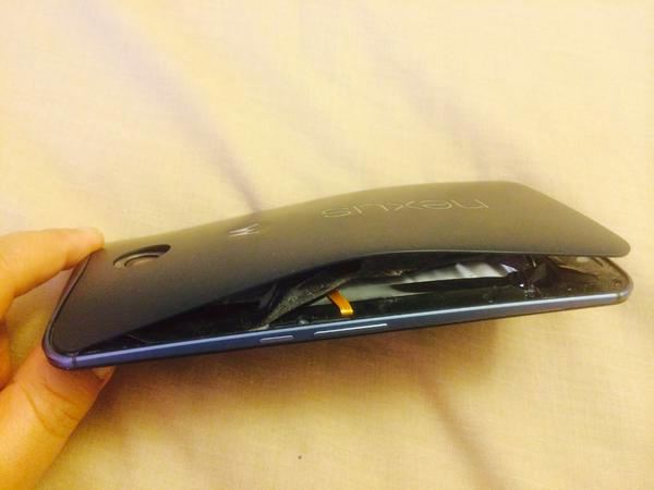 嚇尿了！Nexus 6被曝出現電池嚴重鼓包爆炸