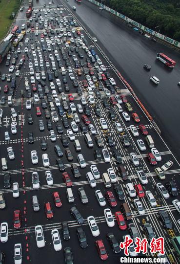 車多擁擠 江蘇南京上空無人機巡航高速報路況