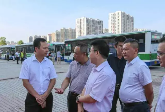李耿堅(jiān)副市長(zhǎng)聽(tīng)取營(yíng)銷(xiāo)一部副總經(jīng)理杜榮生介紹銀隆鈦電池的優(yōu)勢(shì)