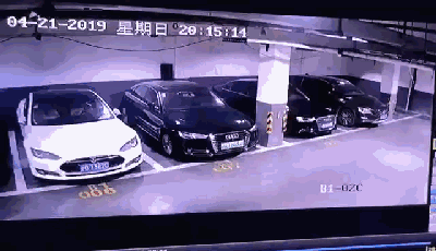 針對上海特斯拉爆燃，馬斯克連發三條推文，吐槽媒體，推卸責任
