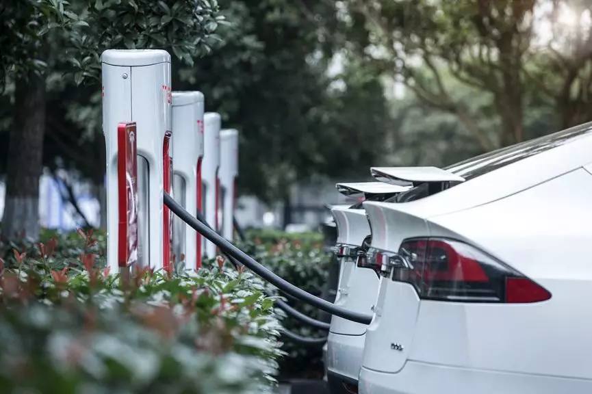 對標電動車起火：企業處理方式為何大相徑庭？