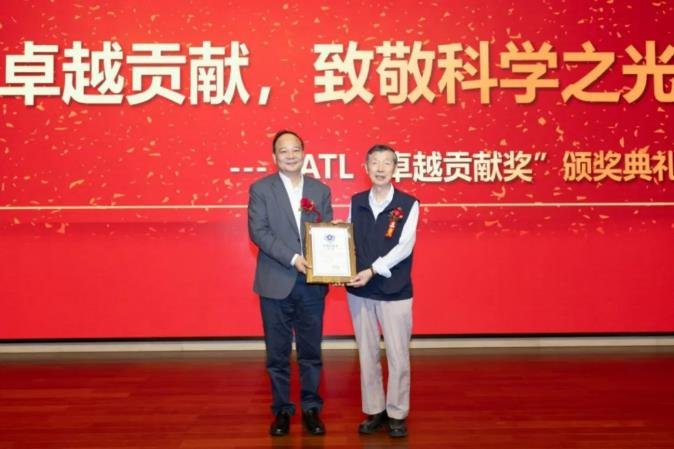 致敬中國鋰電池領(lǐng)域奠基人 寧德時代為85歲院士頒發(fā)“卓越貢獻(xiàn)獎”