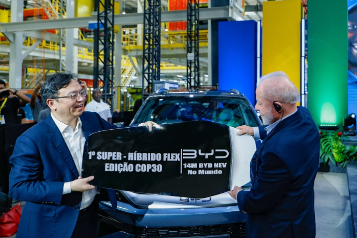 王傳福向盧拉交付比亞迪第1400萬(wàn)輛新能源汽車