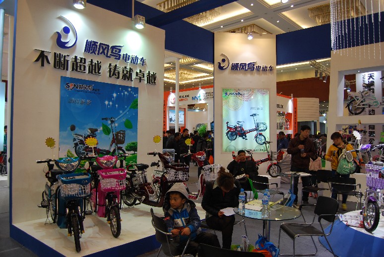 嫩模助力電動(dòng)車展 各品牌展開(kāi)吸引眼球戰(zhàn) 嫩模助力電動(dòng)車展 各品牌展開(kāi)吸引眼球戰(zhàn)