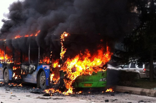 貴陽(yáng)公交車(chē)燃燒5死32傷 金龍汽車(chē)停牌能逃一劫？