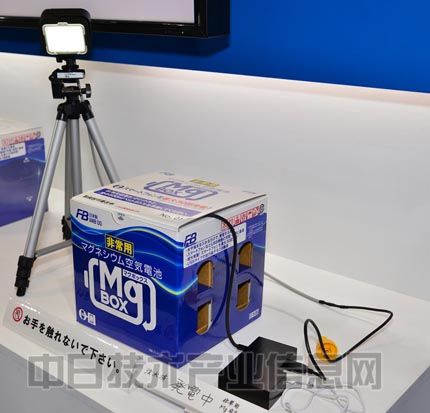 在展示會(huì)場(chǎng)進(jìn)行了讓LED燈發(fā)光的現(xiàn)場(chǎng)演示