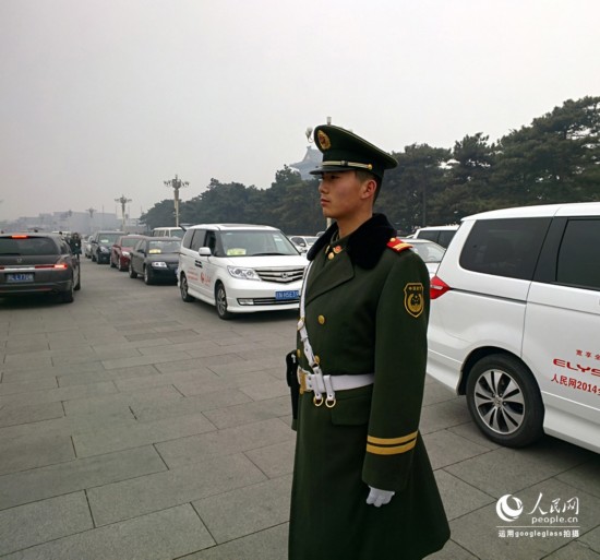 圖為用Google眼鏡拍攝的天安門廣場武警戰(zhàn)士
