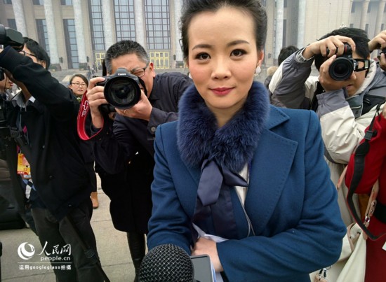 圖為用Google眼鏡拍攝的某媒體記者接受新華社等幾家媒體采訪現(xiàn)場