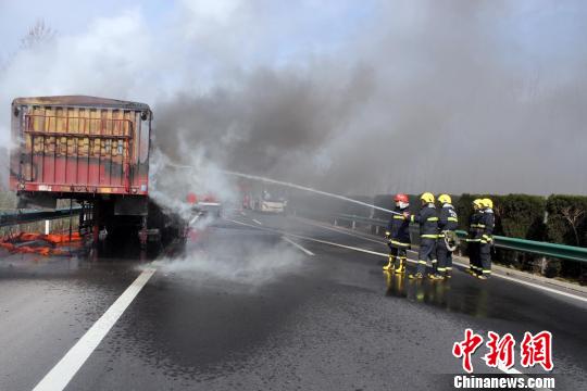 33噸廢舊蓄電池河南高速路自燃 貨車變“火車”