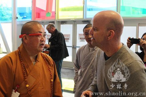 少林寺方丈訪問(wèn)美國(guó)蘋(píng)果、谷歌 體驗(yàn)智能眼鏡 