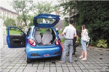 在小區里，眾泰微型電動車停車很方便