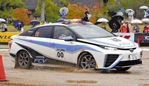 燃料電池車亮相日本賽場 號稱“終極環?！? width=