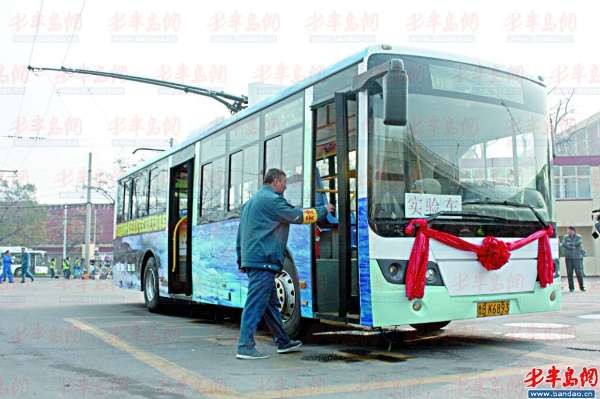20日，島城首輛雙源無軌電車上路試跑。