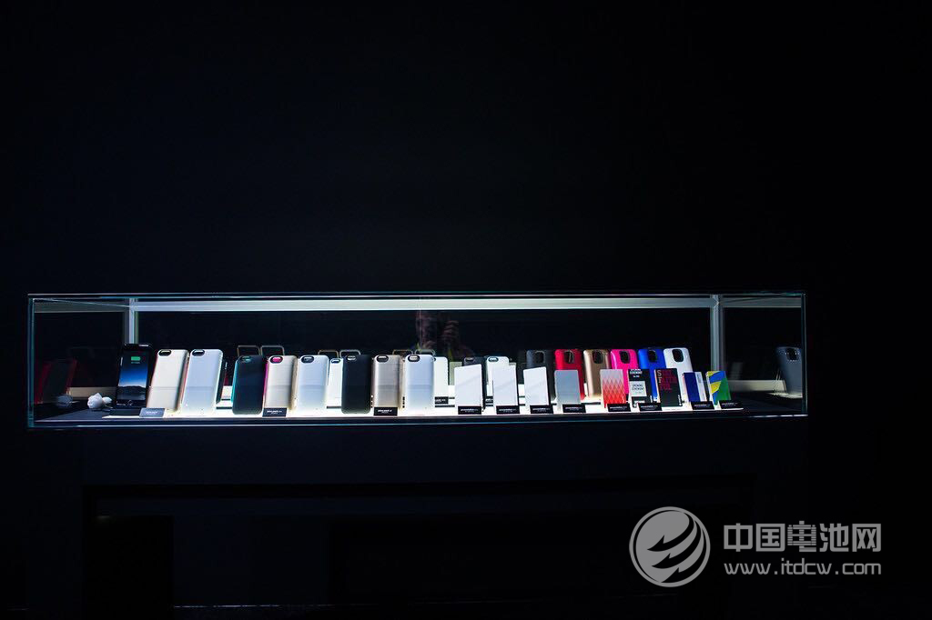 美國(guó)Mophie驚艷2015 CES  發(fā)布多款移動(dòng)電源新品