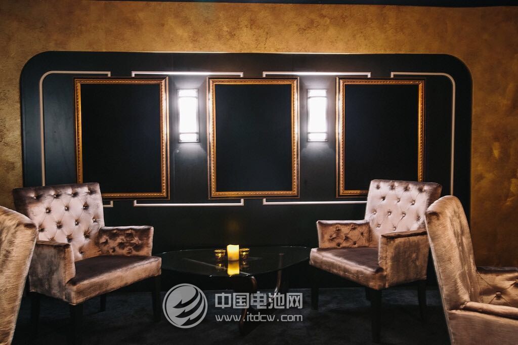 美國(guó)Mophie驚艷2015 CES  發(fā)布多款移動(dòng)電源新品