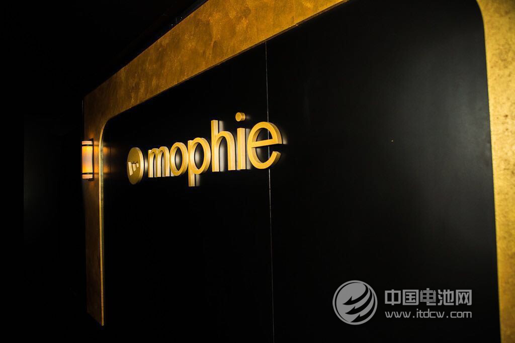 美國Mophie驚艷2015 CES  發(fā)布多款移動電源新品