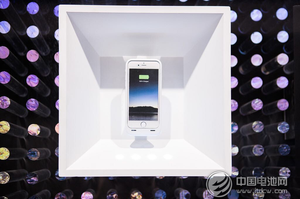 美國Mophie驚艷2015 CES  發(fā)布多款移動電源新品