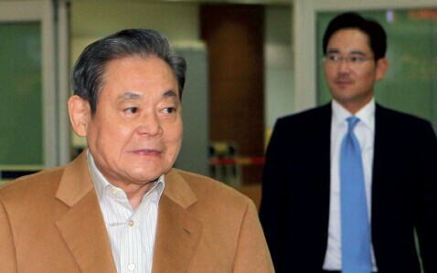 p74 在三星電子董事長李健熙住院之后,李在镕(右)將繼承三星電子、金融、建筑等集團主力業(yè)務部門的格局更加明晰。 CFP p74 在三星電子董事長李健熙住院之后,李在镕(右)將繼承三星電子、金融、建筑等集團主力業(yè)務部門的格局更加明晰。 CFP