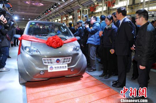 首輛碳纖維新能源電動(dòng)汽車在江蘇鹽城下線。　王亞洲　攝
