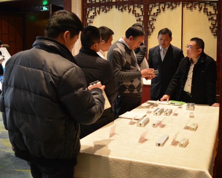 眾多參會企業代表對天寶現場展示的LED驅動電源產品表現出濃厚的興趣 眾多參會企業代表對天寶現場展示的LED驅動電源產品表現出濃厚的興趣
