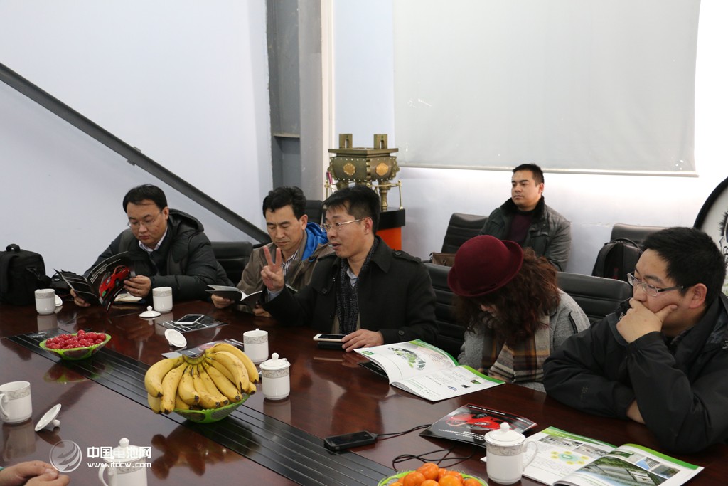 活動得到了山東省汽車行業協會的大力支持。圖為調研團在山東德州——德州寶雅新能源汽車有限公司考察、交流。