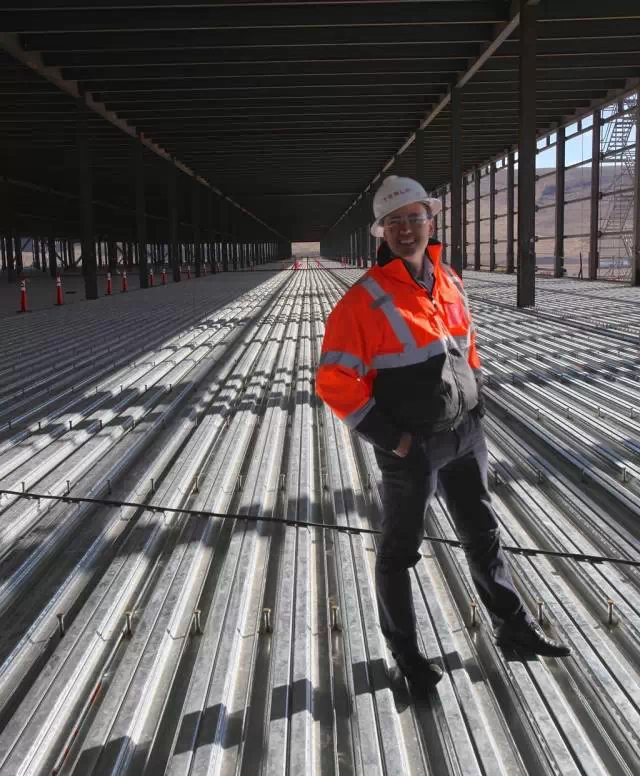馬斯克近日去了一趟“超級電池工廠”  特斯拉又要帥呆了？