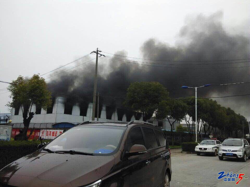 江蘇常州超創電池倉庫起火黑煙滾滾 消防速救挽損失 江蘇常州超創電池倉庫起火黑煙滾滾 消防速救挽損失
