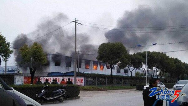江蘇常州超創電池倉庫起火黑煙滾滾 消防速救挽損失 江蘇常州超創電池倉庫起火黑煙滾滾 消防速救挽損失