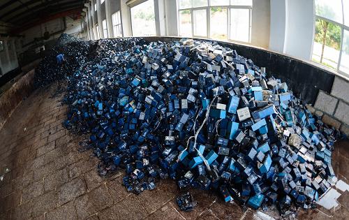 廢鉛蓄電池回收再利用亂局怎破？業內人士：環保成本太低
