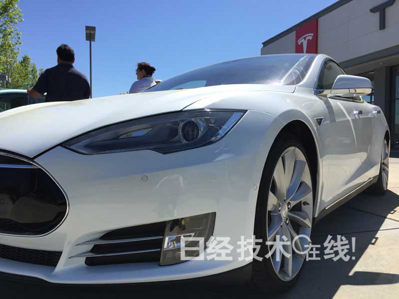 親身感受特斯拉的“車非車，而是計算機”