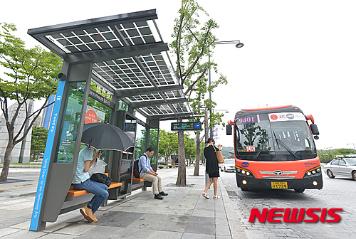首爾公交站裝太陽能電池組  可同時(shí)為60部手機(jī)充電