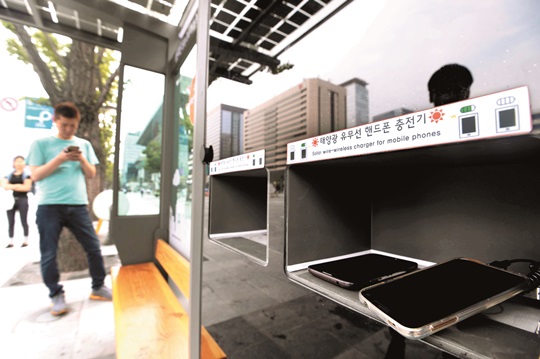 首爾公交站裝太陽能電池組  可同時(shí)為60部手機(jī)充電