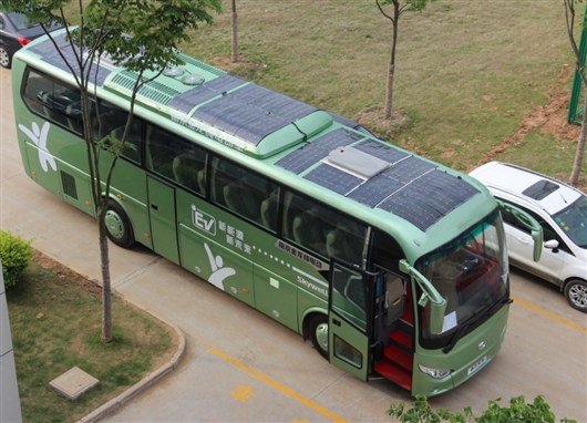 國(guó)內(nèi)首款太陽(yáng)能電動(dòng)大巴在南京上路 邊開(kāi)邊充電