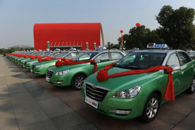 ，目前武漢新能源汽車示范推廣數(shù)量達3041臺，全市擁有充電設(shè)施684臺，這意味著平均每4.4輛新能源汽車就能共用一臺充電設(shè)施。 