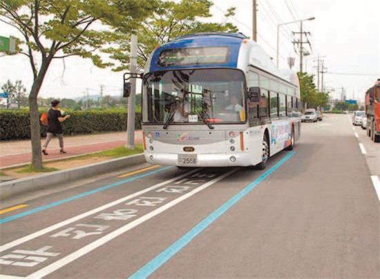 p83-4 4.在韓國(guó)龜尾市的無(wú)線充電路段，純電動(dòng)公交車可在行駛的過(guò)程中充電。