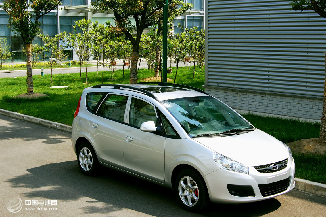 新能源汽車邁入黃金時代 相關(guān)概念股淘金正當時