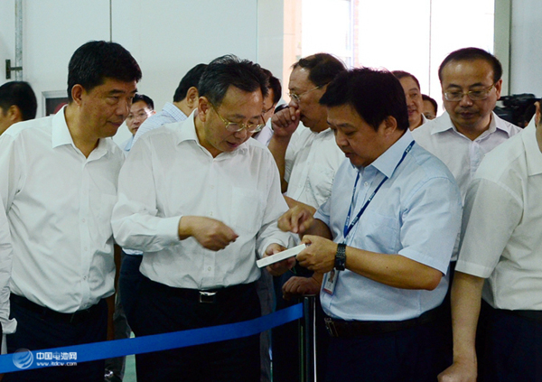 國軒高科總裁方建華正在向省委常委、副省長陳樹隆（左二）介紹我公司電池產品