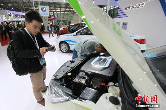 中國國際工業博覽會上的20余款新能源車實車集體亮相 中新社 張亨偉 攝