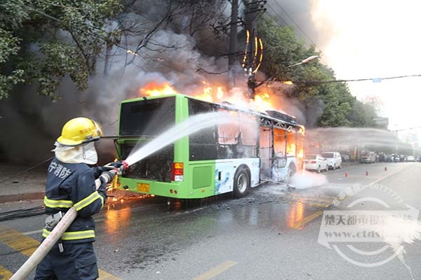 湖北咸寧一輛新能源公交自燃點著路邊變壓器 車價百萬