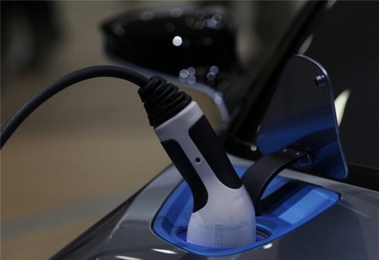 石墨烯超級(jí)電容充電只需4分鐘 電動(dòng)車(chē)短板破解?