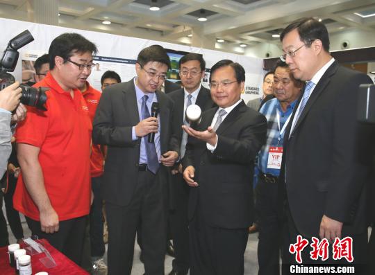 青島市委副書記、市長(zhǎng)張新起參觀2015中國(guó)國(guó)際石墨烯創(chuàng)新大會(huì) 青島市委副書記、市長(zhǎng)張新起參觀2015中國(guó)國(guó)際石墨烯創(chuàng)新大會(huì)