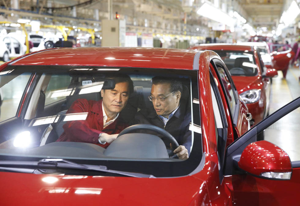 李克強(qiáng)考察江淮汽車集團(tuán)  體驗(yàn)新能源汽車