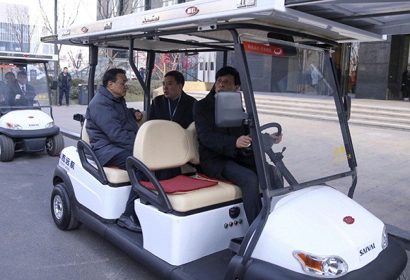 體驗太陽能電動車 李克強總理贊嘆創新之道