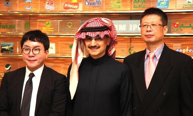 2015年12月17日，Suncore代表理事崔圭善、王國控股公司會長阿爾瓦利德·本·塔拉爾王子和賽伯樂投資集團總裁陳斌（從左至右）在沙特利雅得合影