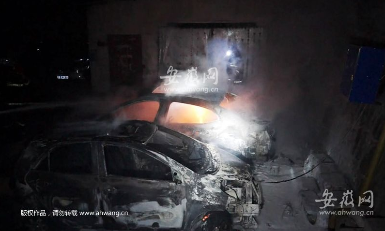 安徽合肥一小區(qū)充電電動車突起火 殃及兩輛轎車被燒毀
