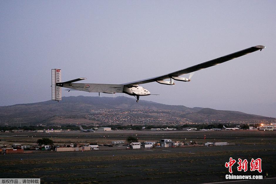 世界最大太陽(yáng)能飛機(jī)“陽(yáng)光動(dòng)力2號(hào)”更換電池后進(jìn)行試飛。