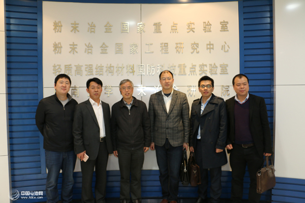 鋰電新能源產(chǎn)業(yè)鏈調(diào)研團(tuán)一行與化學(xué)電源與材料研究所所長/教授唐有根合影