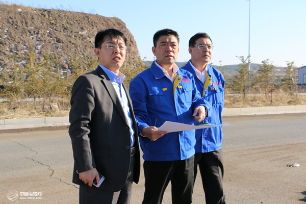 鴻圖隔膜董事長張漢鴻、副總經(jīng)理周洪臣及中國電池網(wǎng)創(chuàng)始人于清教查看二期規(guī)劃